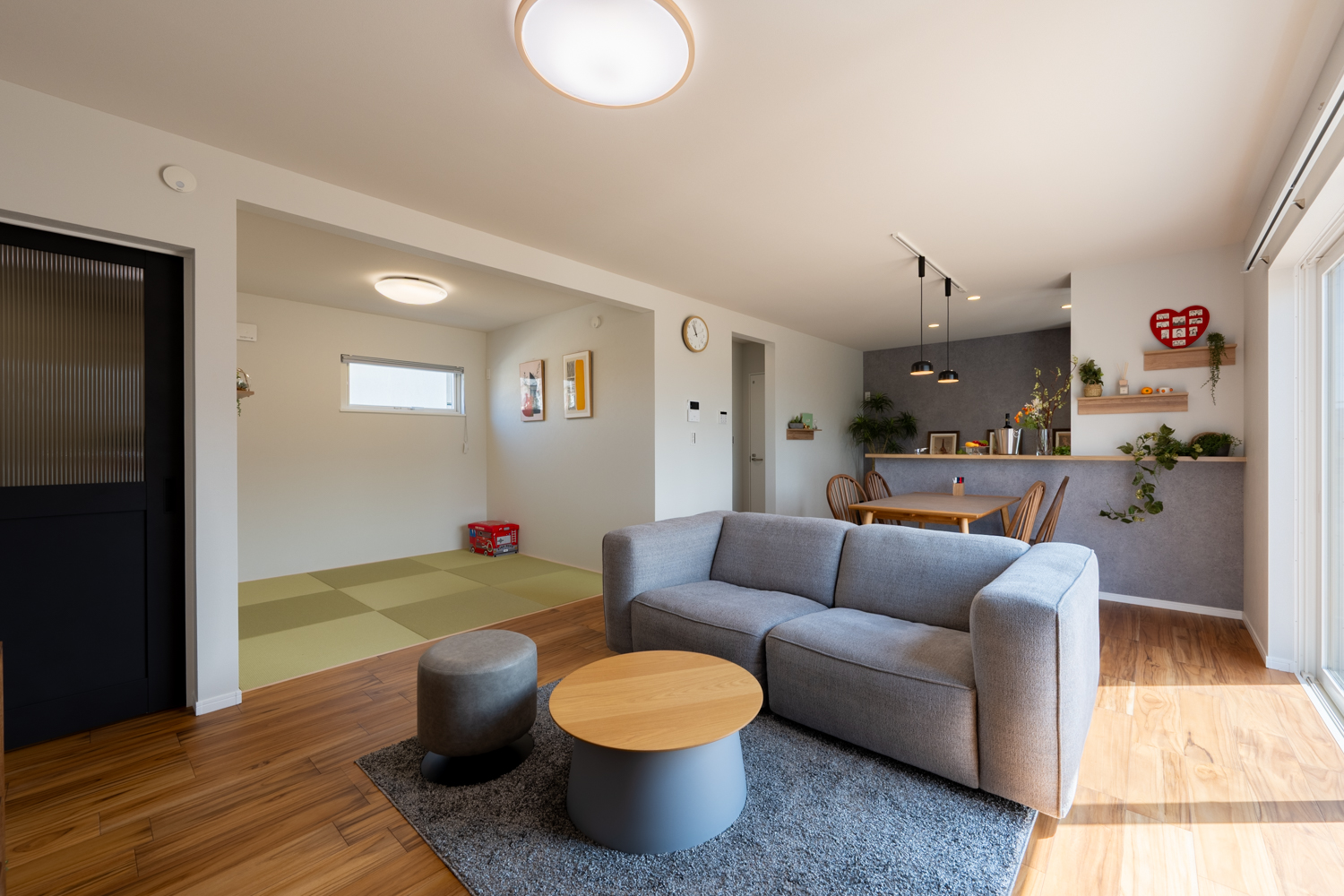 リビングから繋がる明るい和室